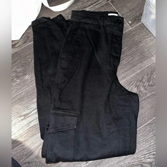 Aritzia Black Cargo Pants - Picture 3 of 6